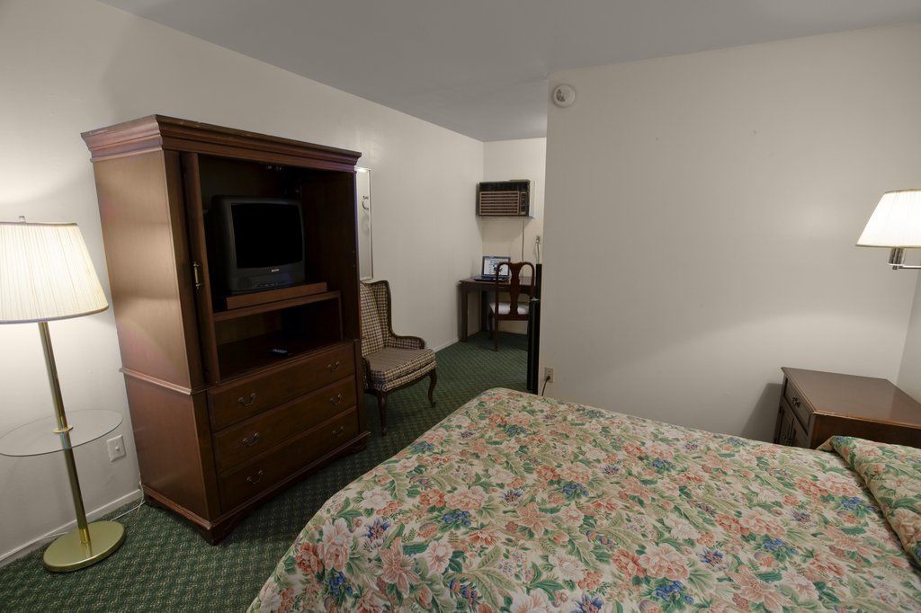 Super 8 By Wyndham Sonora Motel Exterior photo